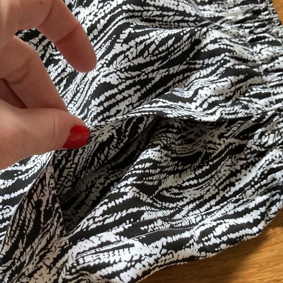 Kim Rogers Elastic Waist Black & White Capris, Size 12 - Picture 4 of 5